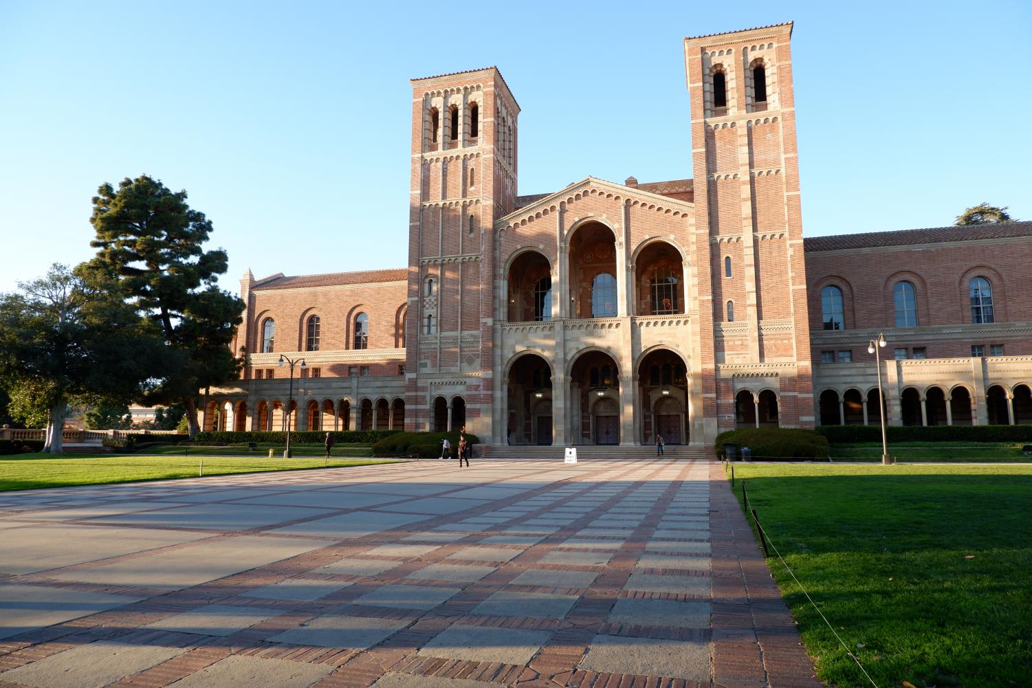 Woodside Juniors Visit Southern California Colleges on a Sponsored Trip ...