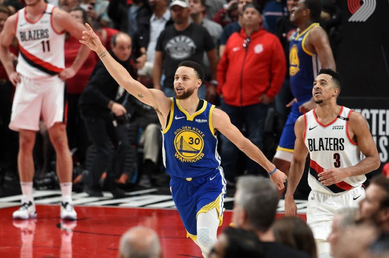 Stephen Curry celebrates an overtime victory in game four