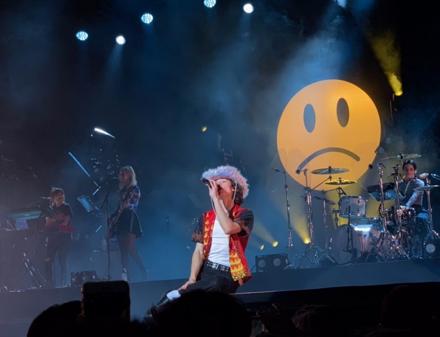 For his performance of Idle Town, Gray wore a pink cowboy hat covered in Sharpie messages from fans.