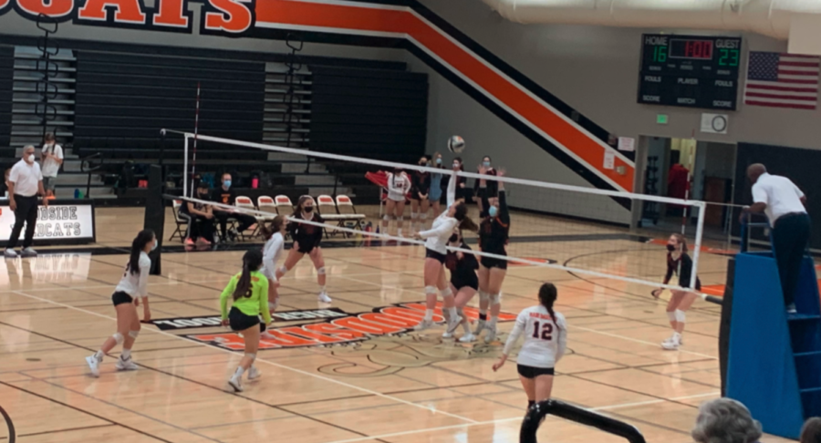 Girls’ Varsity volleyball beats San Mateo High School in an exciting beginning-of-the-season game.