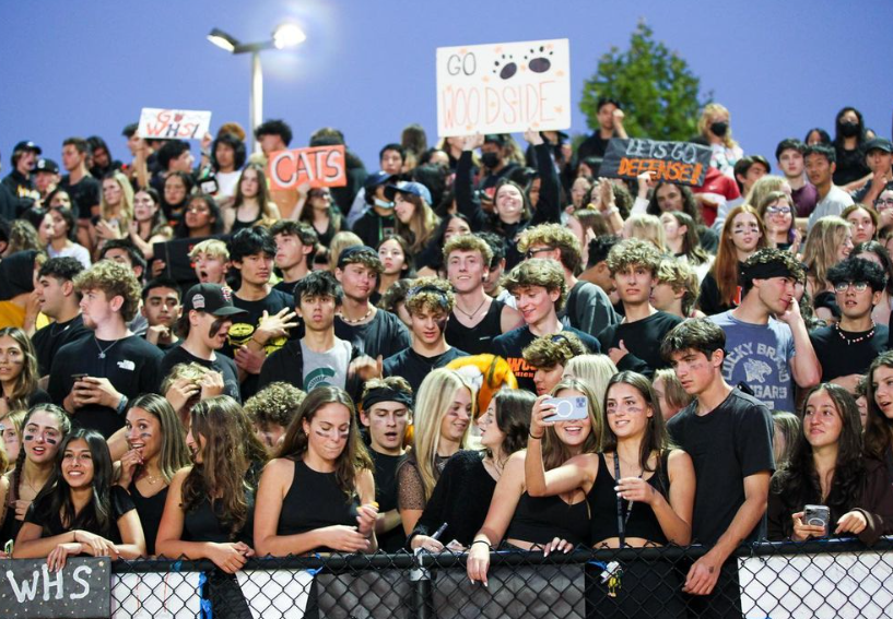 Woodside+wildcats+come+to+support+their+team+at+the+%E2%80%9Cblackout%E2%80%9D+Friday+football+game.+