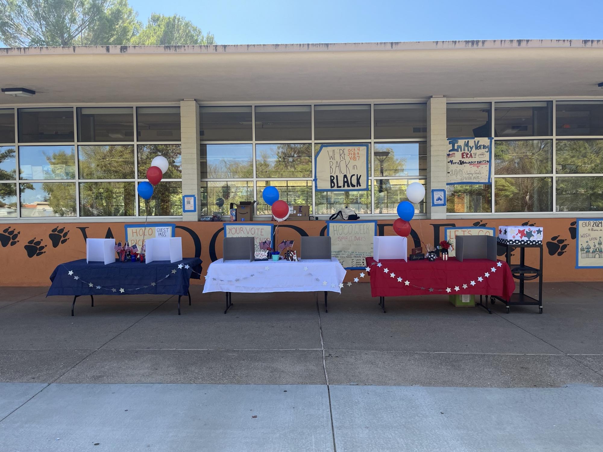 Picture of the election booth at the top of the quad.