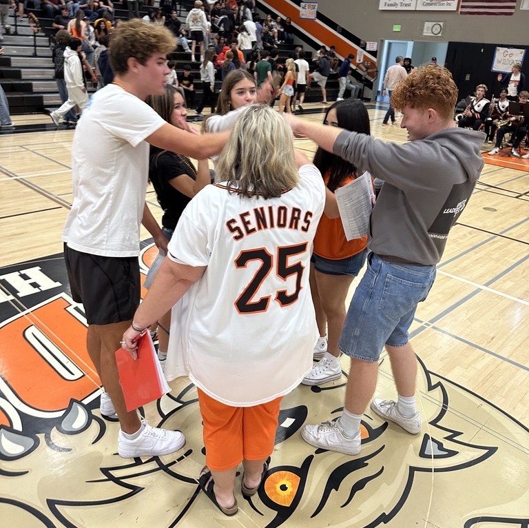 BOSA, along with Ms. With cheering after the beginning of the year rally